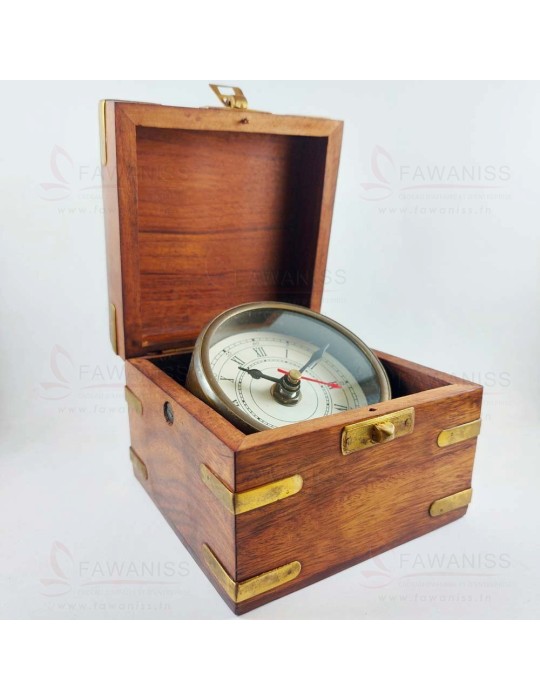 Coffret en bois de cèdre et laiton avec une montre antique en laiton personnalisable