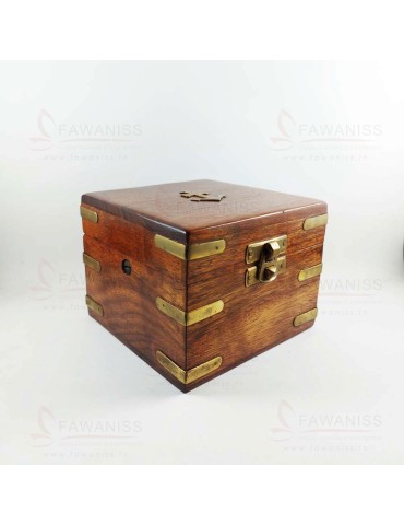 Coffret en bois de cèdre et laiton avec une montre antique en laiton personnalisable